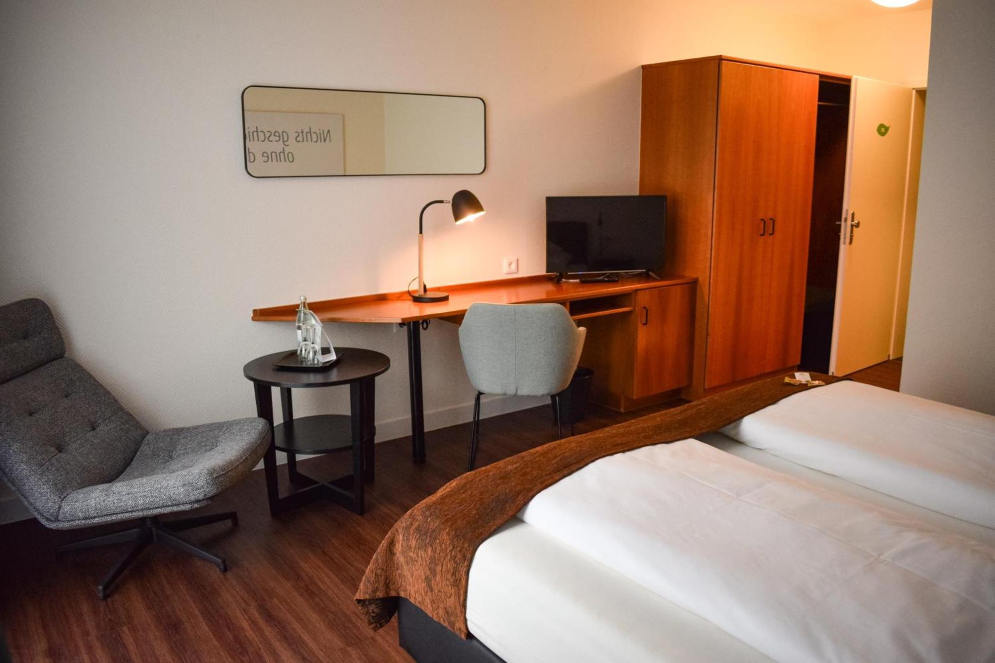 Landhotel Ruegheim Bagian luar foto
