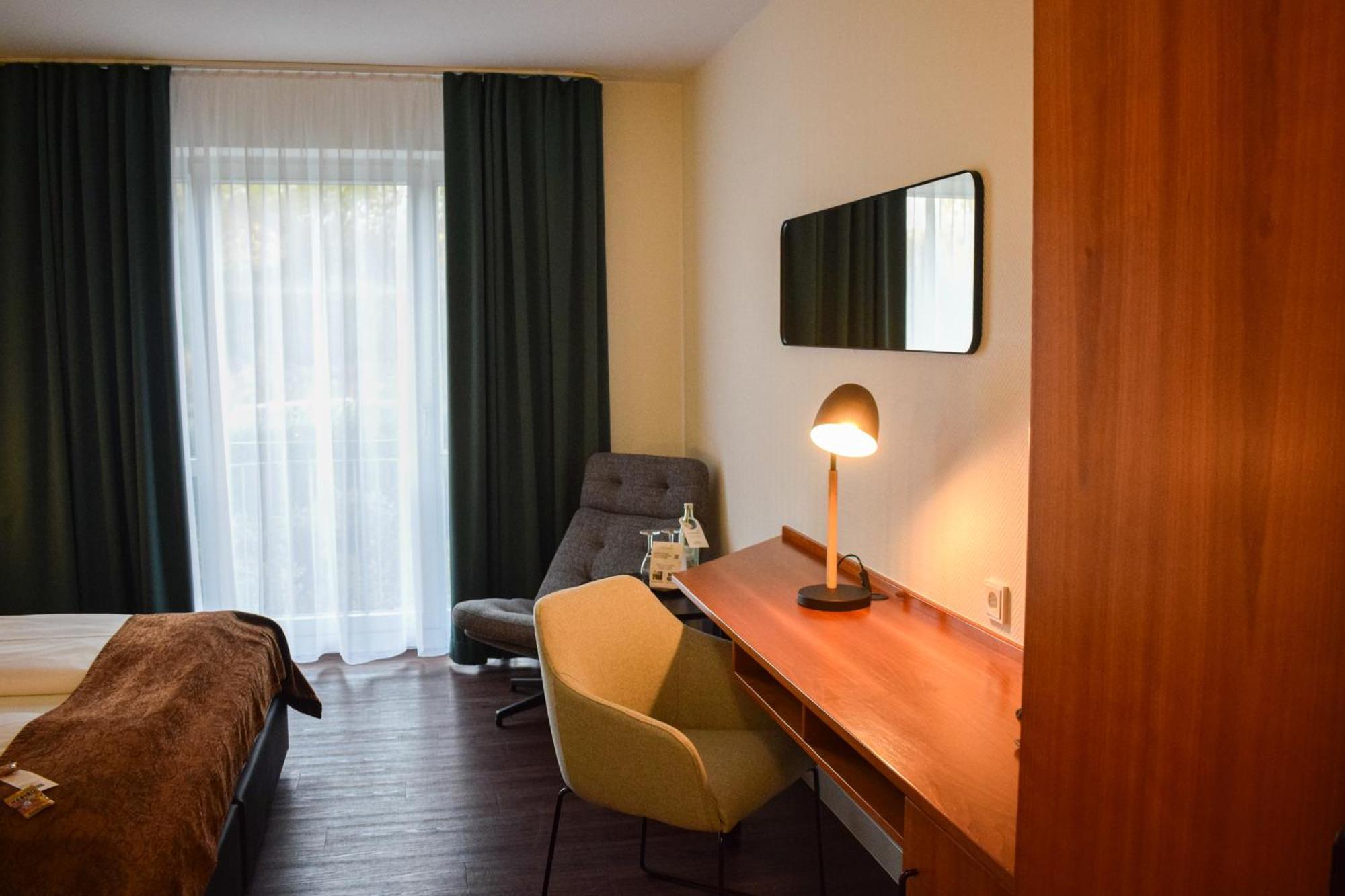 Landhotel Ruegheim Bagian luar foto
