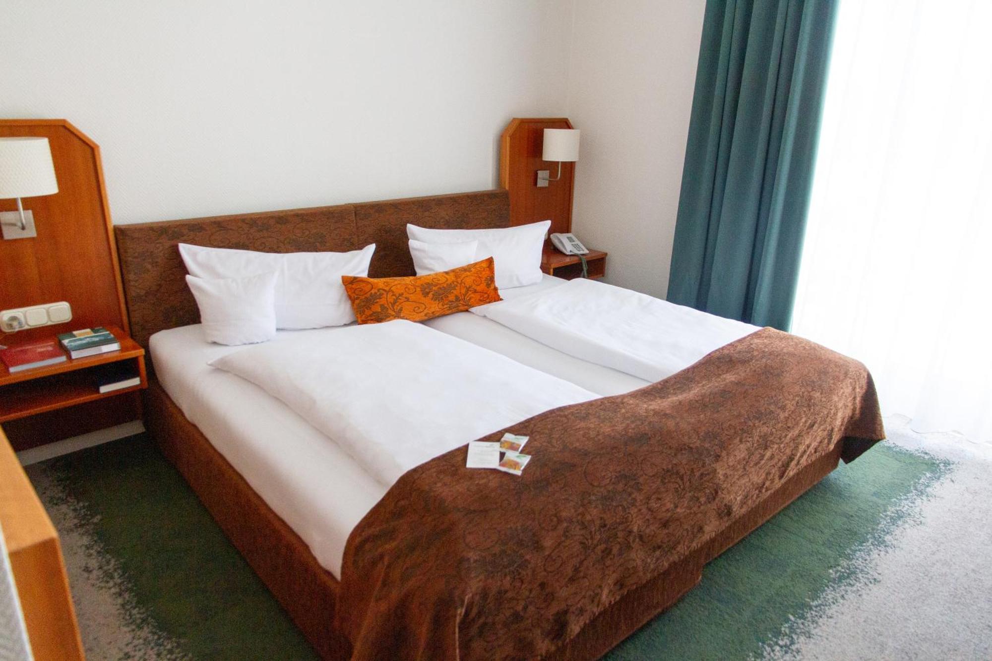 Landhotel Ruegheim Bagian luar foto