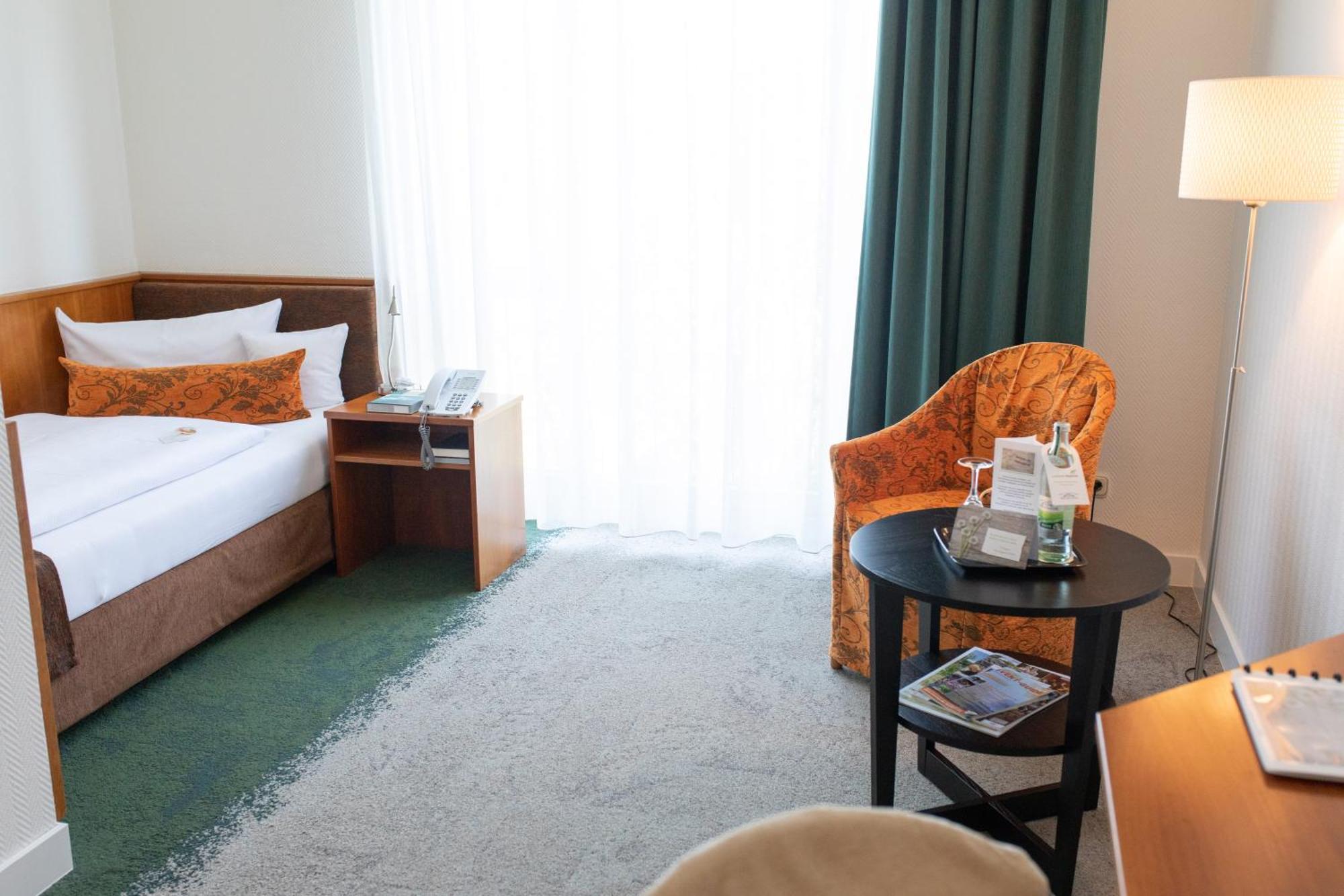 Landhotel Ruegheim Bagian luar foto